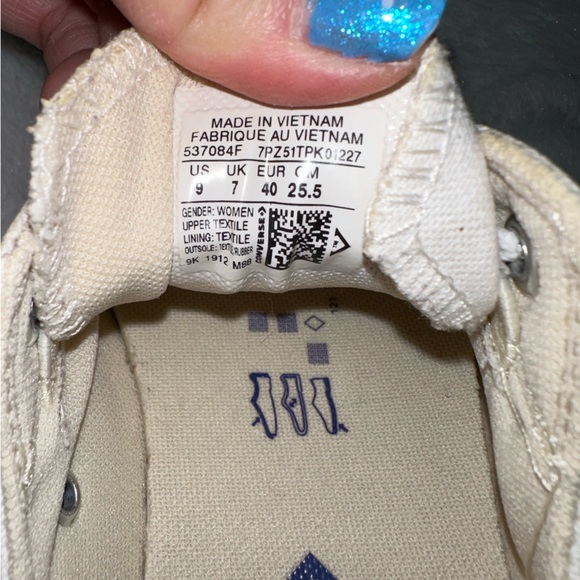 Woman’s Converse - Picture 3 of 10